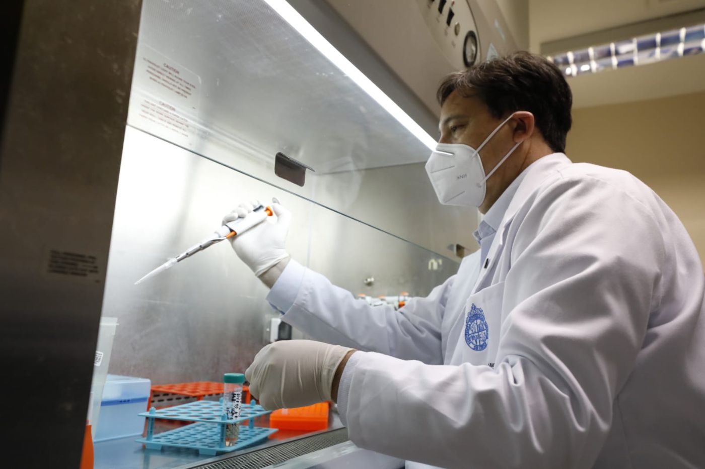 Investigador en laboratorio
